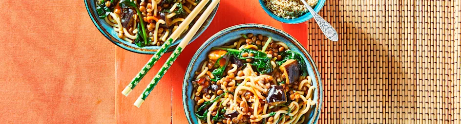 Auberginenoedels met hoisin, spinazie en linzen