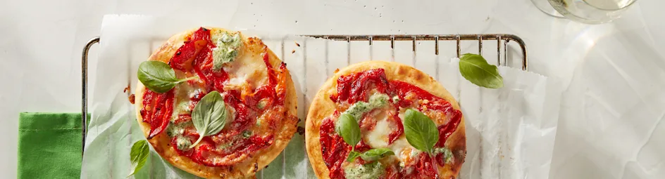 Pizzettes met gegrilde paprika en basilicum-aioli