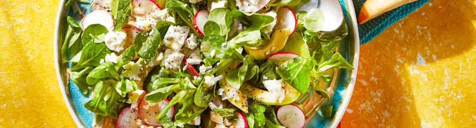 Sriracha-zomersalade met feta en gembermuntdressing