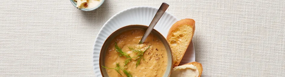 Geroosterde groentesoep met crostini en knoflookboter