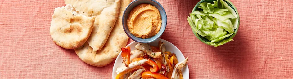 Platbrood met kip, paprika en hummus