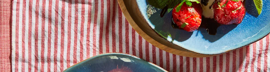 Gegrilde aardbeien met munt en vanille-ijs