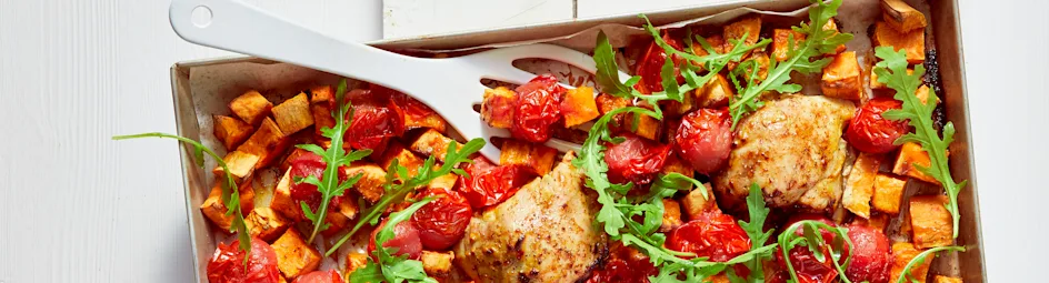 Traybake met citroenhoningkip, zoete aardappel en rucola