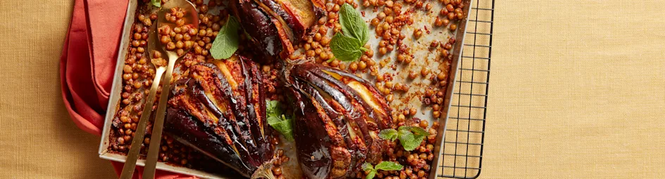 Aubergine hasselback met halloumi en paprikatapenade
