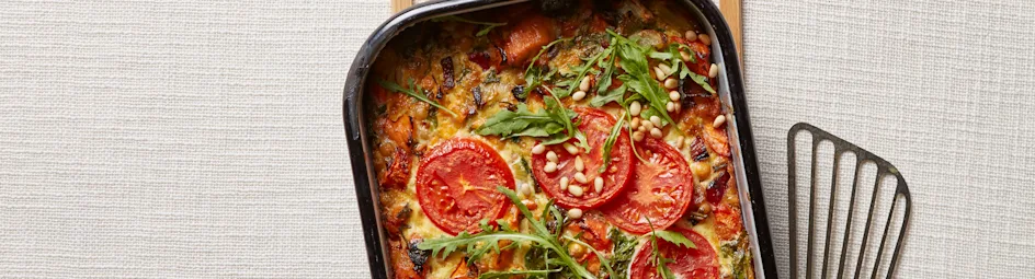 Geroosterde groentefrittata met kikkererwten en tomaat