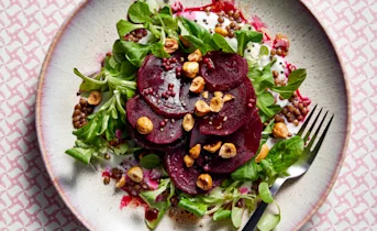 Salade met pickled bieten, linzen en hazelnoot