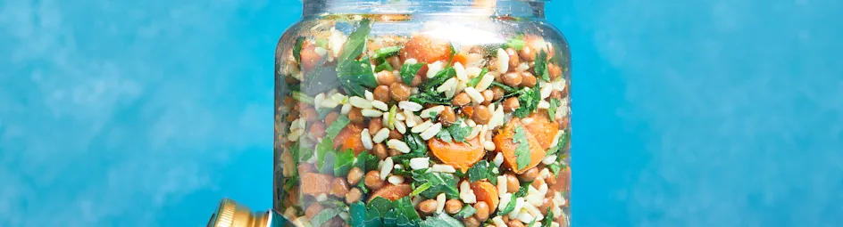 Rijstsalade met linzen en gebakken worteltjes