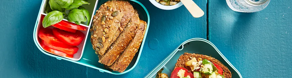 Scrambled tofu met courgette en brood