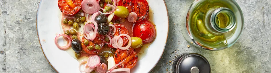 Gegrilde tomatensalade met olijven en sjalot