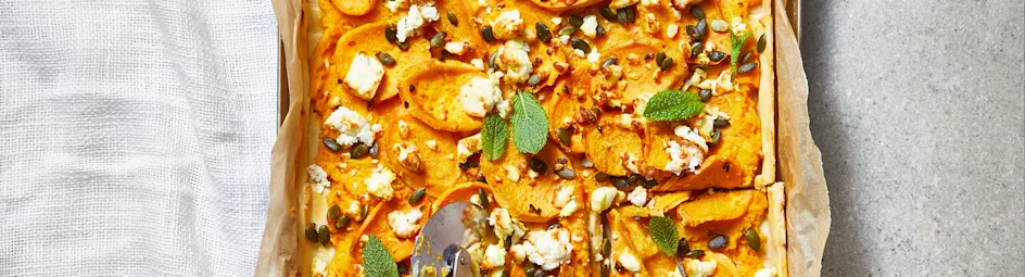 Plaattaart met pompoen, zoete aardappel en feta