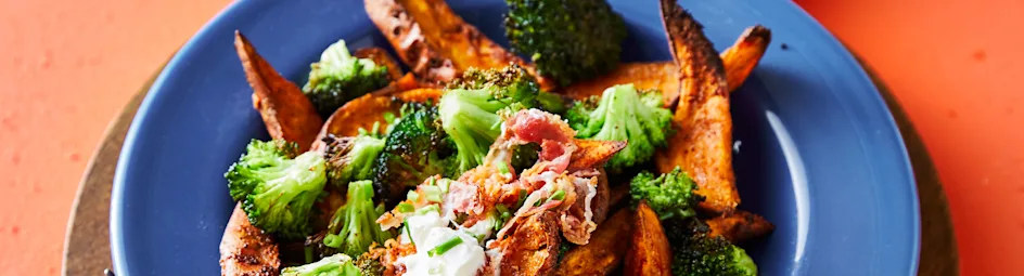 Loaded zoete aardappel met broccoli en spek