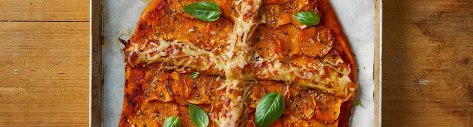 Mijterpizza met zoete aardappel en mozzarella