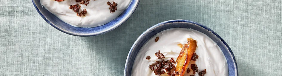 Kwark met gebakken peer en roggebrood