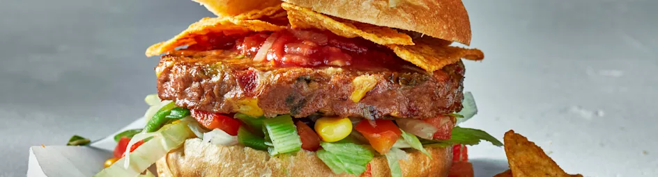 Mexicaanse vegetarische burger met salsa