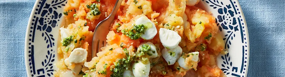 Zoete aardappelhutspot met pesto en mozzarella