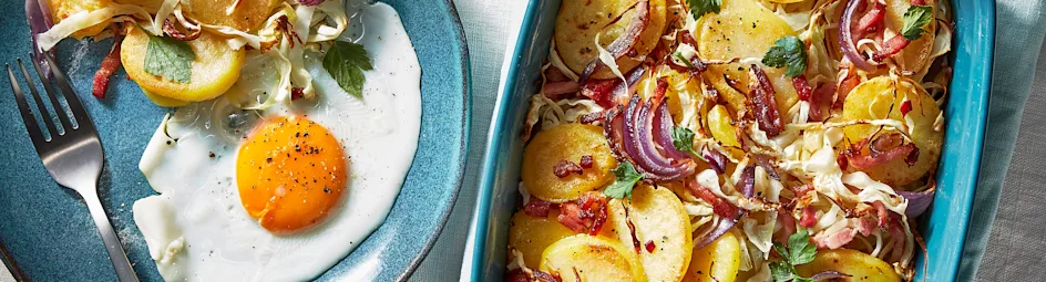 Aardappelschotel met spek en gebakken ei