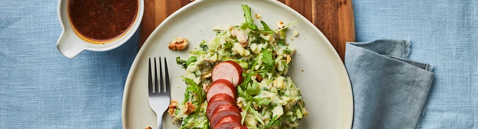 Andijviestamppot met rucola, walnoten en rookworst