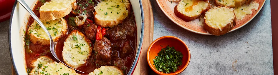 XL-goulash met kaascroutons