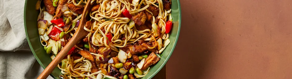 Woknoedels met vegetarische kipstukjes