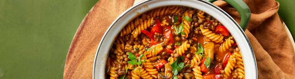 Eenpanspasta met linzen-stroganoffsaus