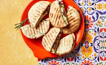 Pitatosti's met brie en vijgen