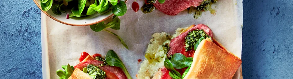 Pizza-sandwich salami-pesto