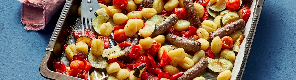 Mediterrane gnocchi-traybake met chipolataworstjes