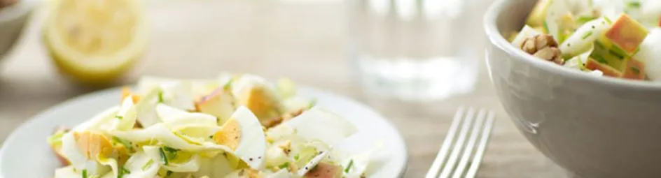 Frisse witlofsalade met appel en ei