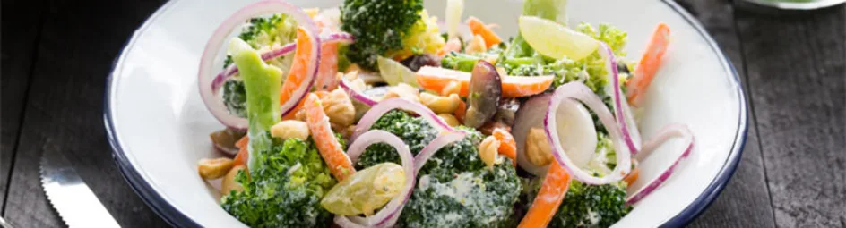 Broccolisalade met een frisse yoghurtsaus