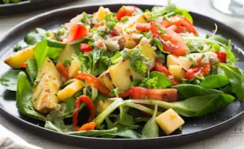 Gegrilde aardappelsalade met oude kaas