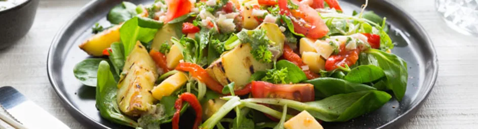 Gegrilde aardappelsalade met oude kaas