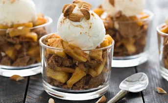 Appeltoetje met speculaas en roomijs