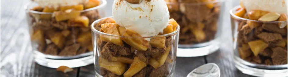 Appeltoetje met speculaas en roomijs