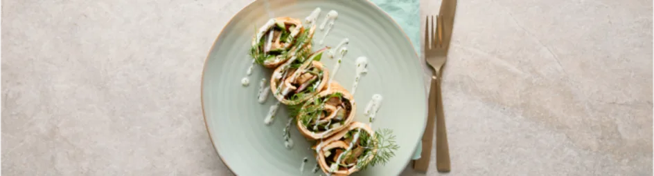 Eiwrap met ovengebakken kip en komkommer