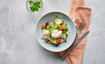 Goed gevulde salade met gepocheerd ei, avocado en biet