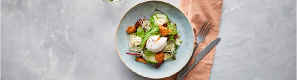 Goed gevulde salade met gepocheerd ei, avocado en biet