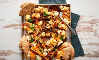Traybake met kikkererwten, aubergine en bloemkool