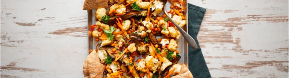 Traybake met kikkererwten, aubergine en bloemkool