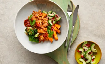 Vegan rendang met jack fruit, broccoli en zoete aardappel friet
