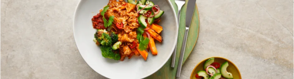 Vegan rendang met jack fruit, broccoli en zoete aardappel friet