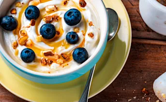 Yoghurt met blauwe bessen en honing