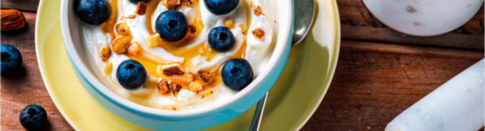 Yoghurt met blauwe bessen en honing