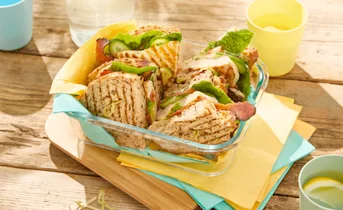 Clubsandwich gegrilde kip en avocado