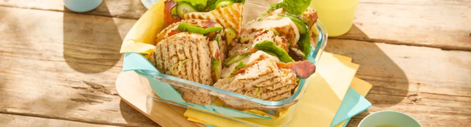 Clubsandwich gegrilde kip en avocado