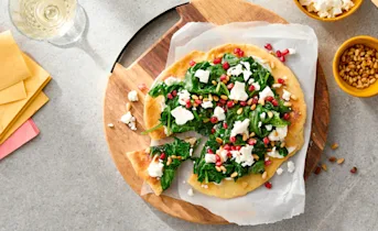 Zelfgemaakt flatbread met spinazie en feta