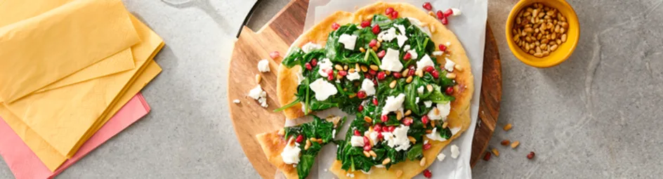 Zelfgemaakt flatbread met spinazie en feta