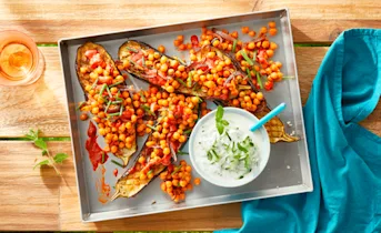 Geroosterde aubergine met kikkererwten en yoghurt-komkommerdressing