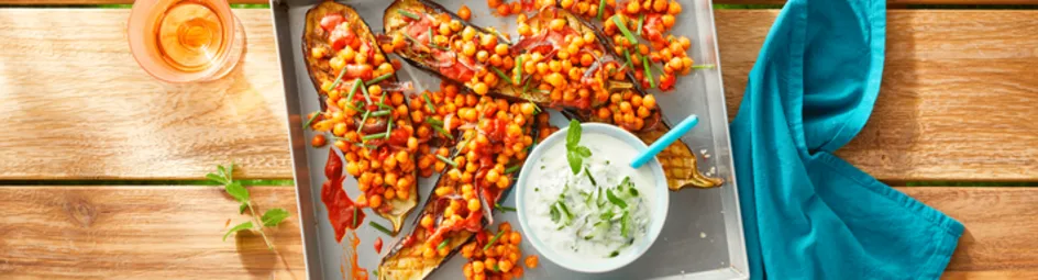 Geroosterde aubergine met kikkererwten en yoghurt-komkommerdressing