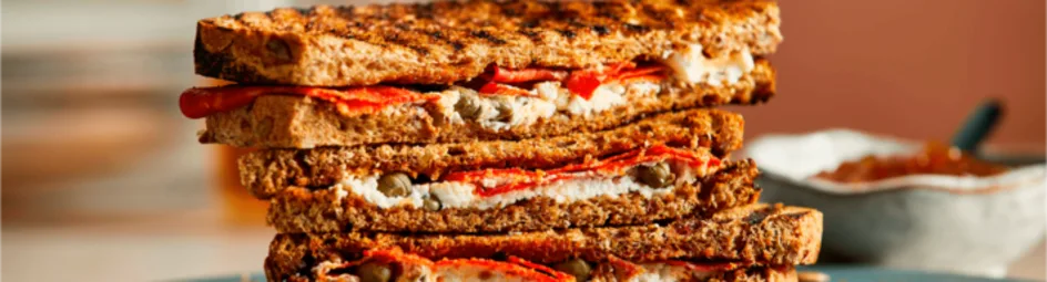 Geitenkaastosti met chorizo en kappertjes