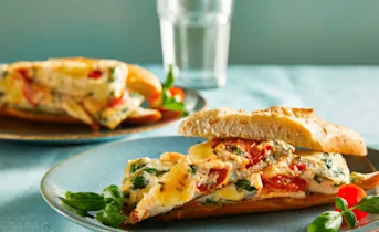 Broodje omelet caprese